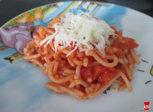 Špagety s paradajkovou omáčkou a syrom