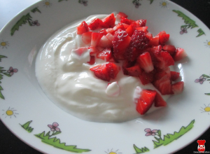 Biely jogurt s jahodami