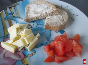 Chlieb s maslom, syr a paradajka