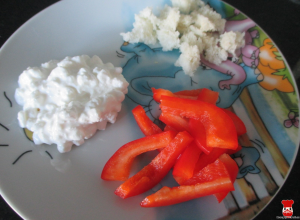 Cottage cheese, červená paprika a pečivo
