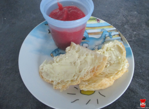 Maslový croissant a domáca jahodovo-jablková výživa