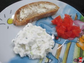 Cottage cheese, domáca ciabatta a paradajka