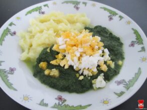 Dusený špenát so zemiakmi a vajíčkom