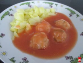 Guľky v paradajkovej omáčke so zemiakmi