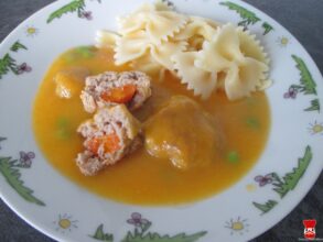 Hovädzie guľky plnené mrkvou so zeleninovou omáčkou