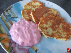 Jablkové lievance s malinovou omáčkou