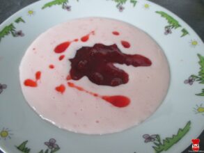 Jahodový puding s prevarenými jahodami