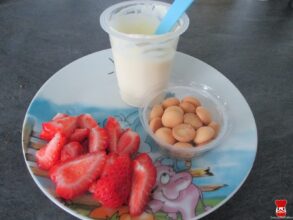 Jogurt s piškótami a jahody