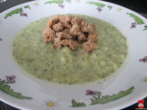 Krémová brokolicová polievka s opečeným chlebom