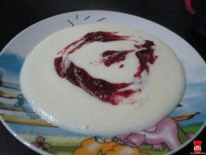 Krupicová kaša s jahodovým pyré