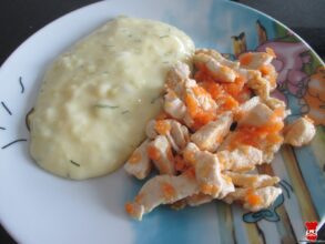 Kuracie kúsky na mrkve a zemiaková kaša s kôprom