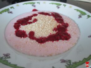 Malinový puding s malinami a piškótou