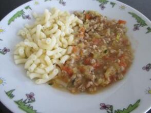 Mleté mäso so zeleninou a cestovinou