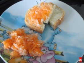 Chlieb s maslom a strúhaná zelenina