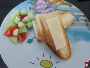 Hrianka so syrom, paradajka a uhorka