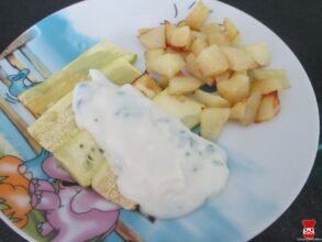 Pečená cuketa so zemiakmi a bylinkovým dressingom