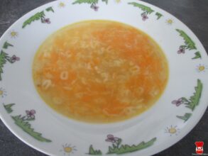 Polievka zo strúhanej zeleniny s písmenkami