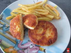 Syrové placky a hranolky