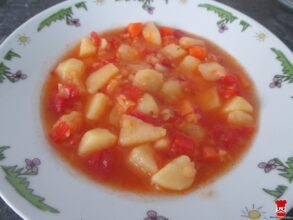 Zemiakový guláš s červenou šošovicou