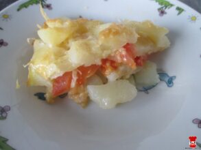 Zemiaky prekladané paradajkami