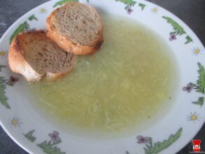 Cesnačka s opečenou bagetou