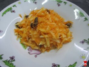 Jablko s mrkvou a hrozienkami