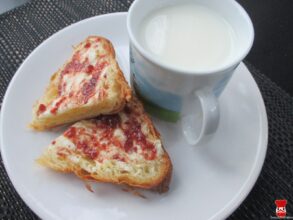 Croissant s maslom a domácim džemom