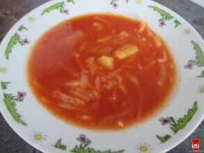 Červená kapustová polievka