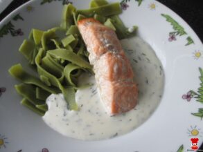 Losos s kôprovou omáčkou a cestovinami