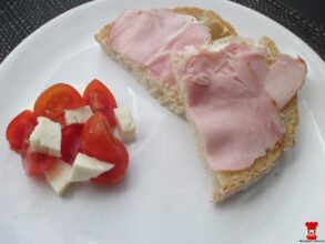 Paradajkovo-mozzarellový šalát a chlieb so šunkou