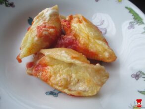 Cestovinové mušle plnené syrom s paradajkovou omáčkou