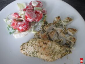 Bylinkové kuracie prsia so zeleninovým šalátom