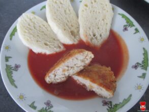 Ryžové fašírky s paradajkovou omáčkou a knedľou