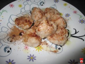 Tvarohovo-jablkové hrudky so škoricou