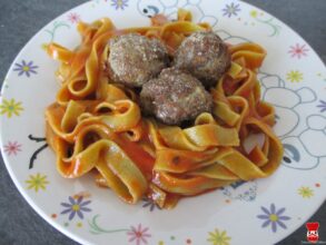 Mäsové guľky a paradajkové rezance